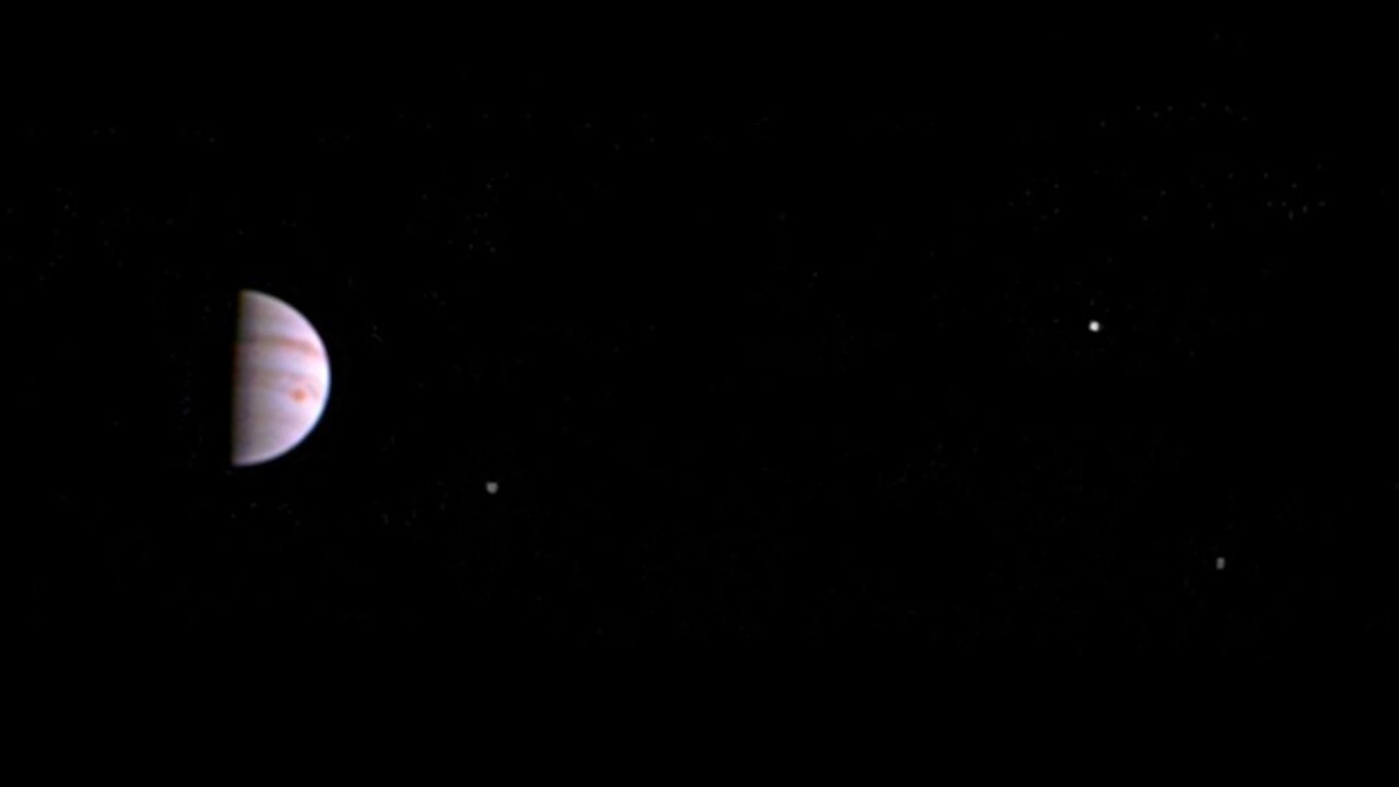 Sonda Juno sa po prvýkrát rekordne priblížila k Jupiteru