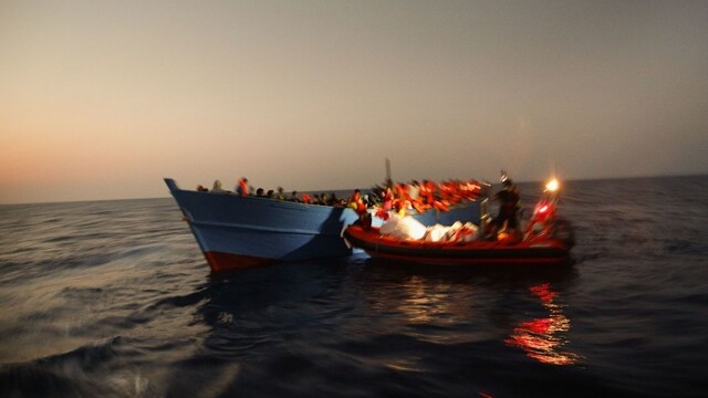 Pri líbyjskom pobreží zachránili z vratkých lodí tisíce migrantov