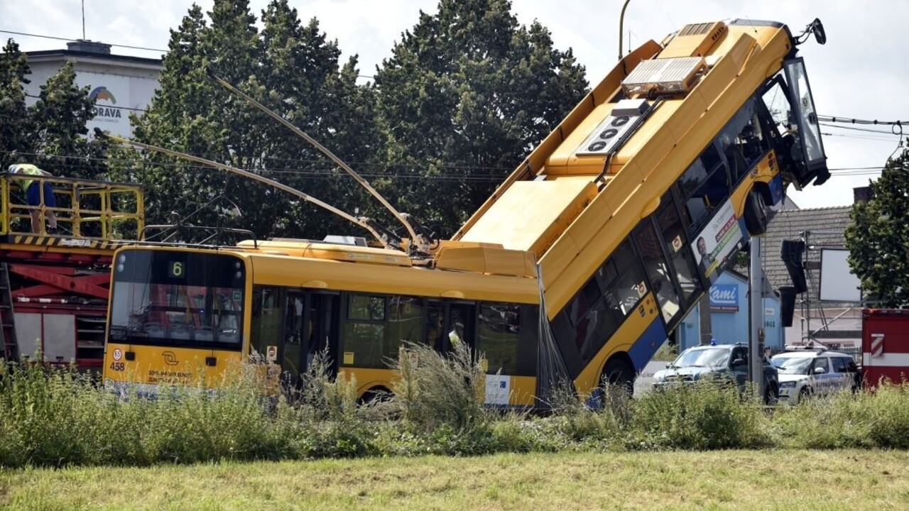 Trolejbus mal ťažkú haváriu, predná časť zostala vo vzduchu
