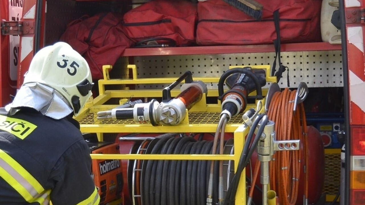 Vo Svite vypukol rozsiahly požiar, horelo desať garáží