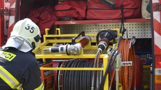 Vo Svite vypukol rozsiahly požiar, horelo desať garáží