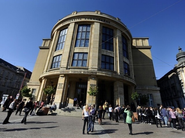 Promovali na univerzite, neskončili však ani základnú školu