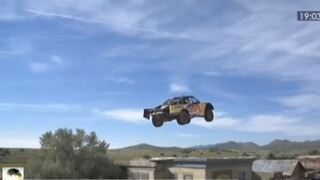 Preskočil s autom ponad mesto, stal sa z toho Guinessov rekord