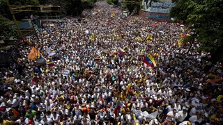 Státisíce Venezuelčanov protestovali v uliciach za odvolanie prezidenta