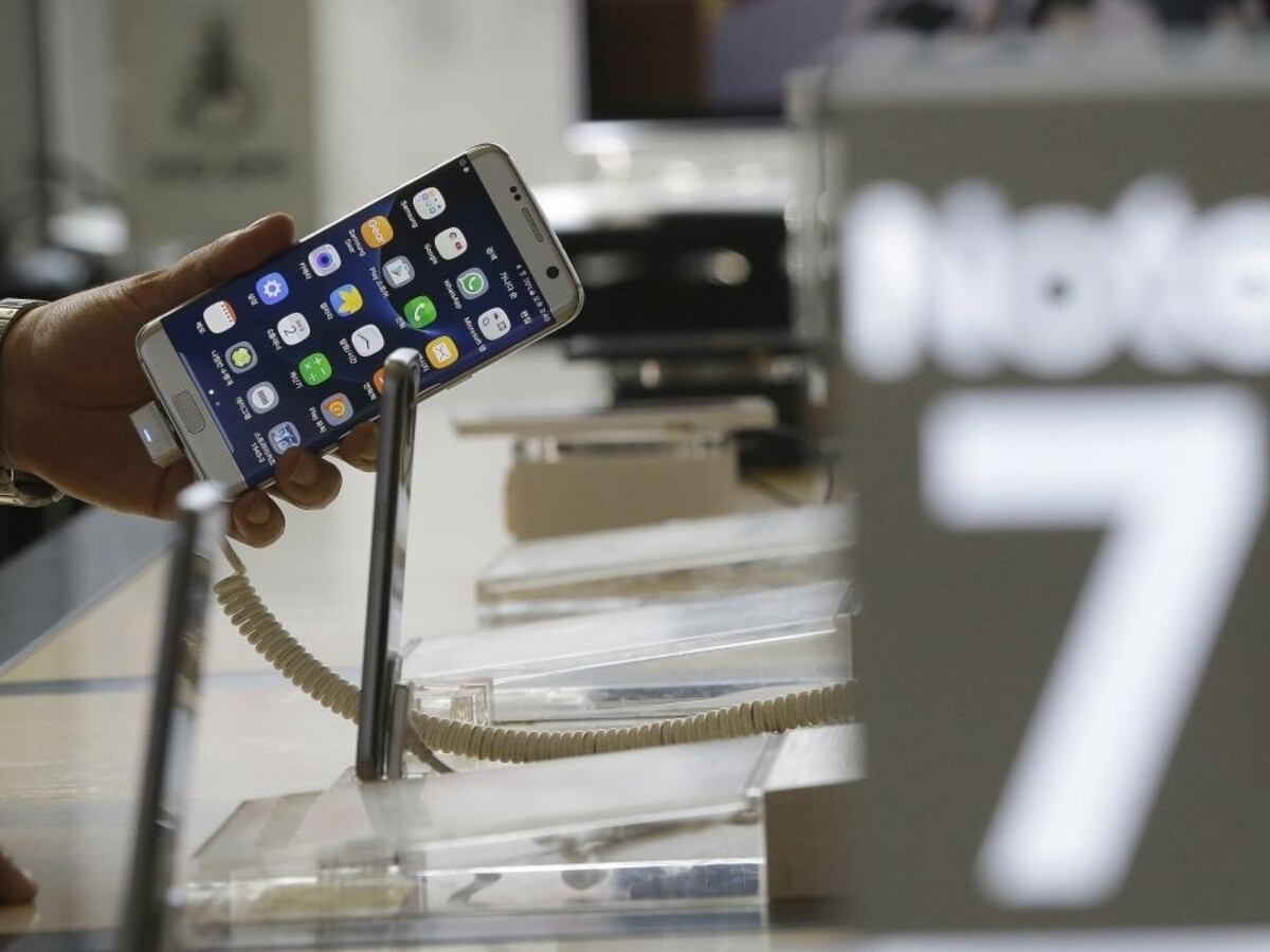 Samsung zastavuje predaj svojich vlajkových telefónov, vybuchujú