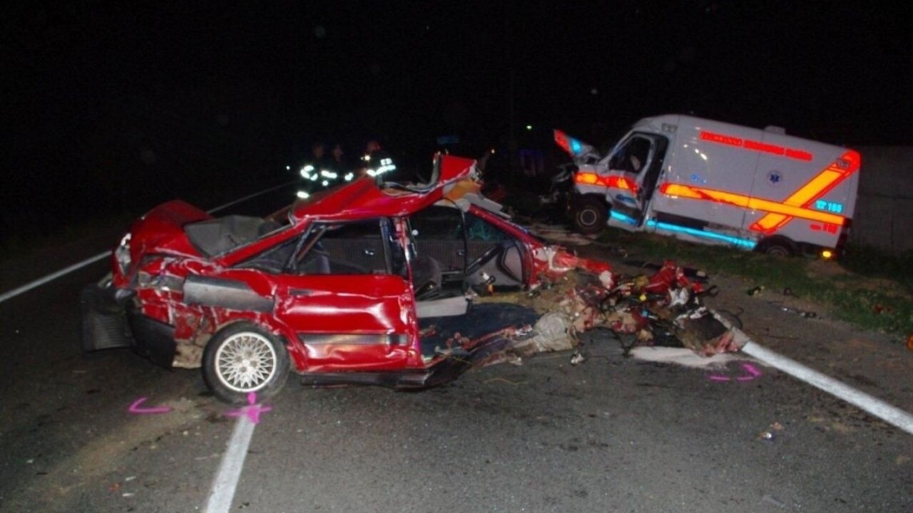 Do sanitky narazil mladý vodič, prevážaný pacient neprežil