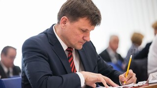 Hlina sa obáva vydierania, žiada o preskúmanie prípadu s nebankovkou