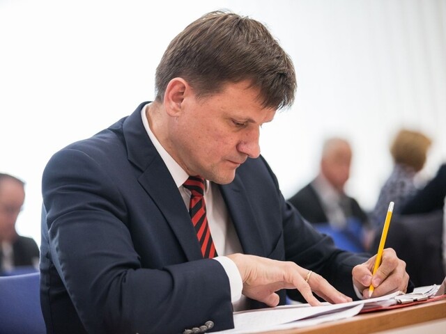 Hlina sa obáva vydierania, žiada o preskúmanie prípadu s nebankovkou