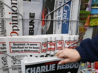 Časopis Charlie Hebdo pobúril satirou, obete prirovnal k talianskej cestovine