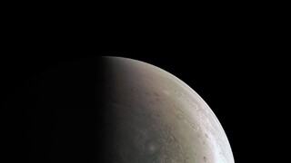 Sonda Juno zosnímala najlepšie fotografie Jupitera, vidno aj búrky