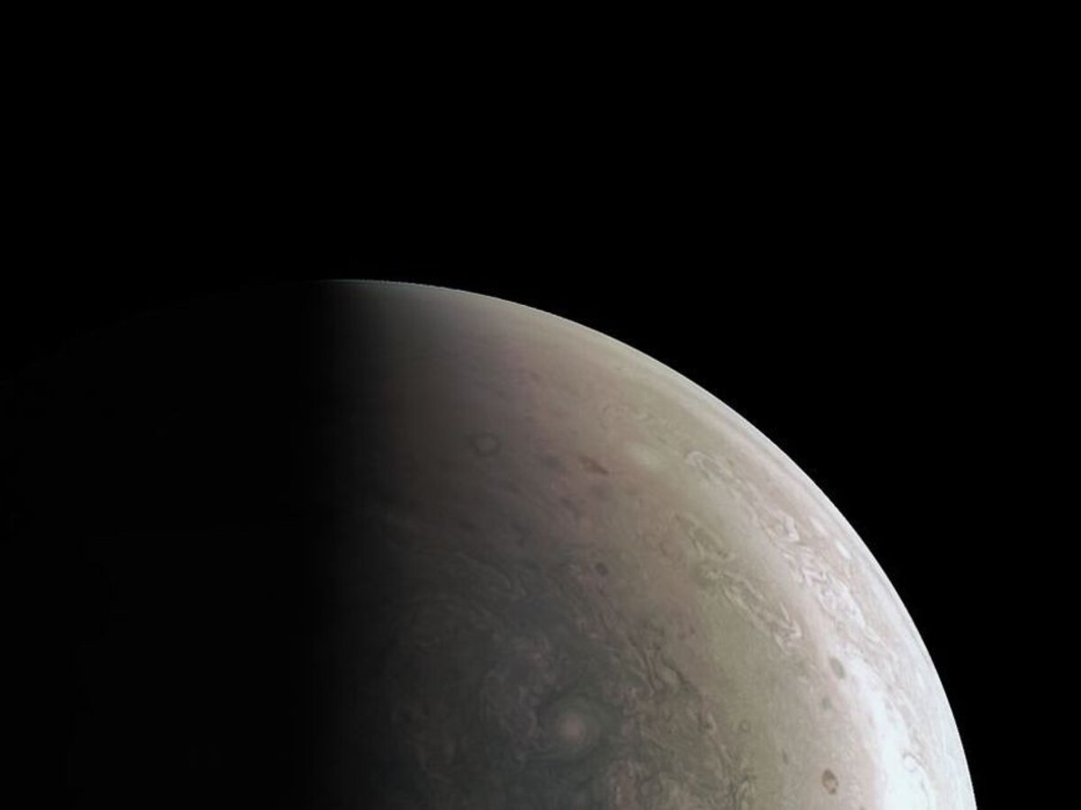 Sonda Juno zosnímala najlepšie fotografie Jupitera, vidno aj búrky