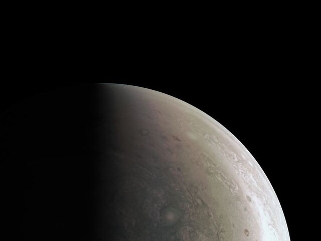 Sonda Juno zosnímala najlepšie fotografie Jupitera, vidno aj búrky