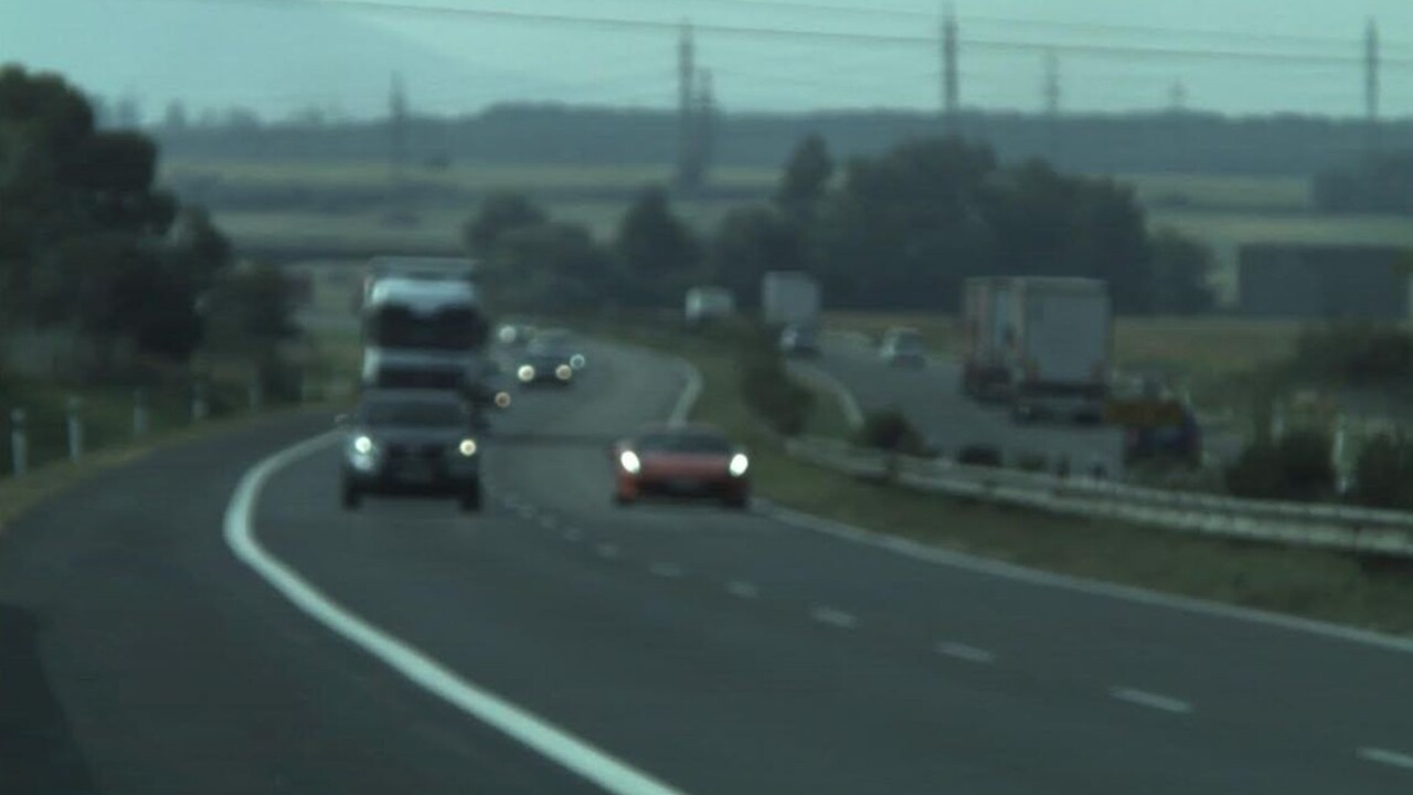 Po D2 uháňalo Ferrari, vodič prekročil rýchlosť o vyše 100 kilometrov