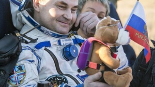 Modul s trojicou kozmonautov z ISS úspešne pristál v kazašskej stepi