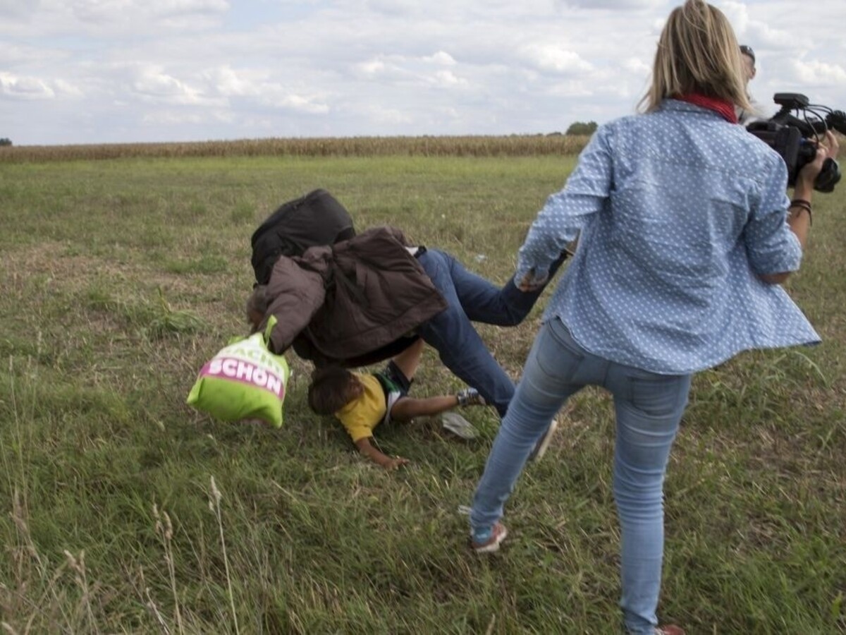 Kameramanka kopala do migrantov, teraz ju obvinili z výtržníctva