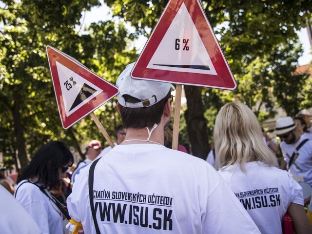Nespokojní učitelia chystajú štrajk, odbory ich nepodporia