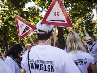 Nespokojní učitelia chystajú štrajk, odbory ich nepodporia