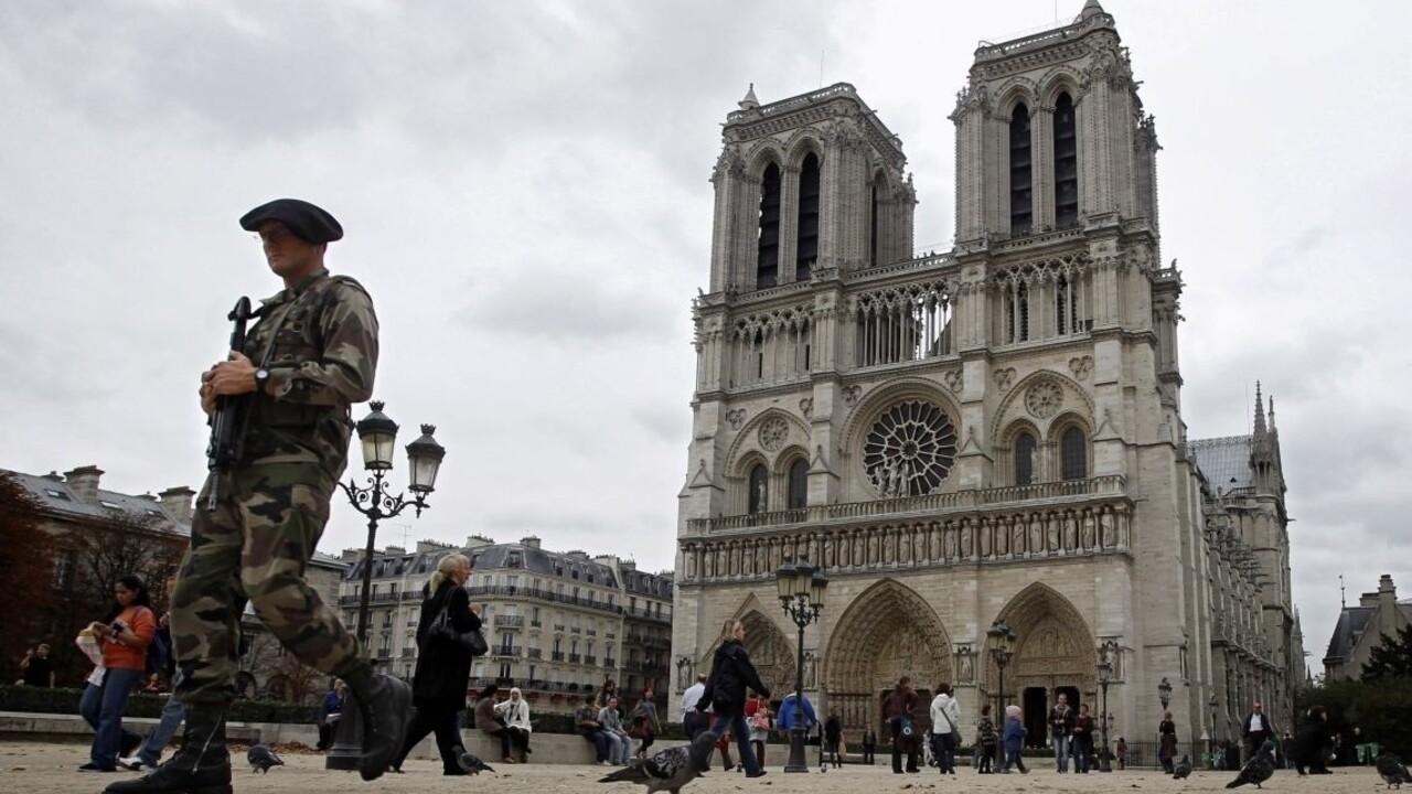 Pri katedrále Notre-Dame polícia objavila plynové fľaše