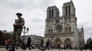 Pri katedrále Notre-Dame polícia objavila plynové fľaše