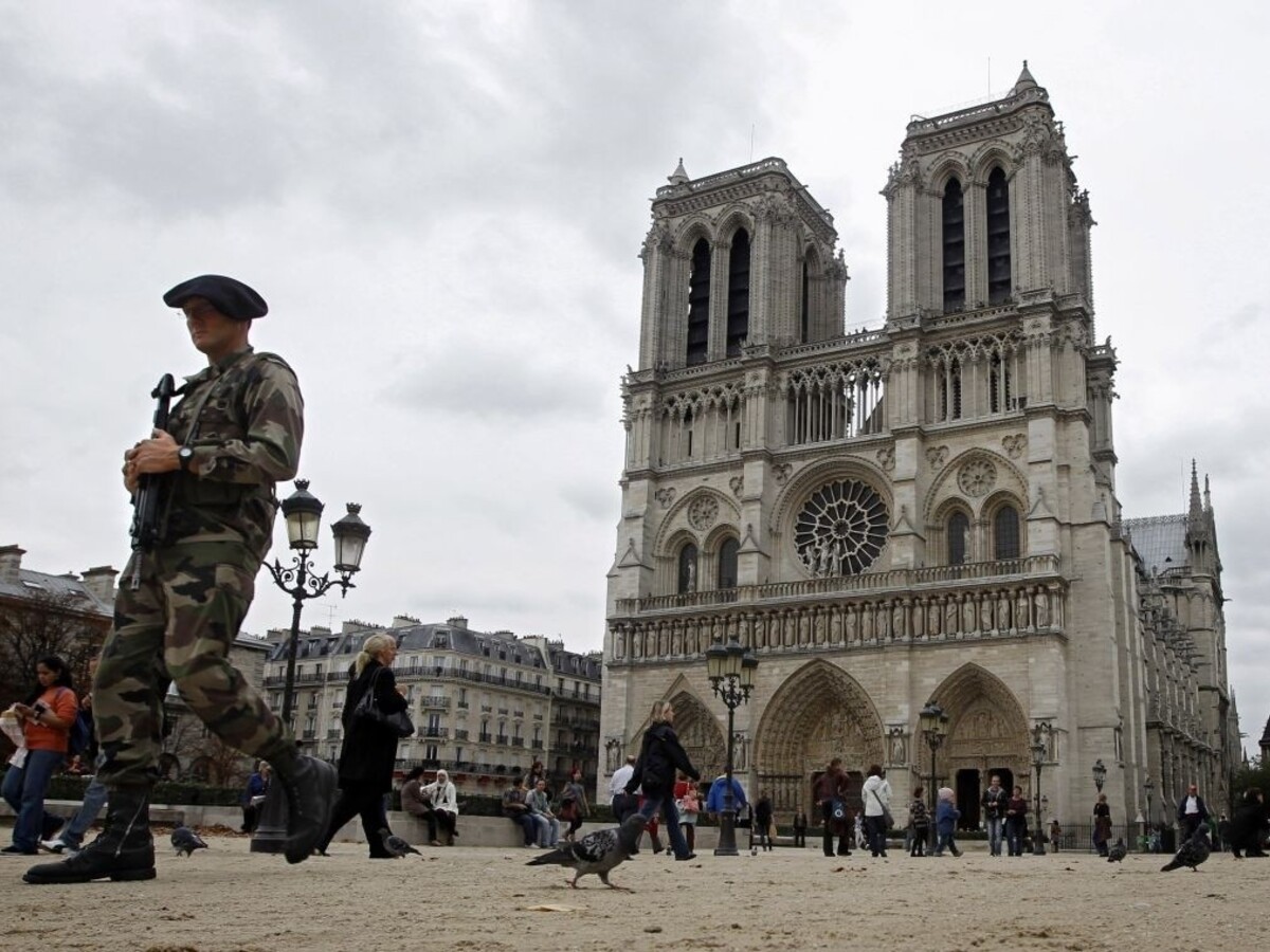 Pri katedrále Notre-Dame polícia objavila plynové fľaše