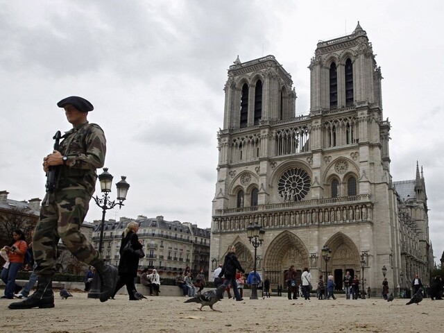 Pri katedrále Notre-Dame polícia objavila plynové fľaše