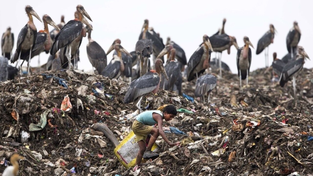 Explózia na africkej skládke odpadu zabila takmer 100 ľudí