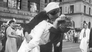 Zomrela žena zo slávnej fotografie. S mladíkom sa po bozku už nestretla