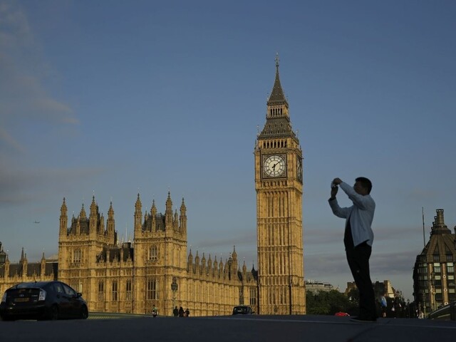Británia chce menej migrantov, zvažuje prísnejšie hraničné kontroly