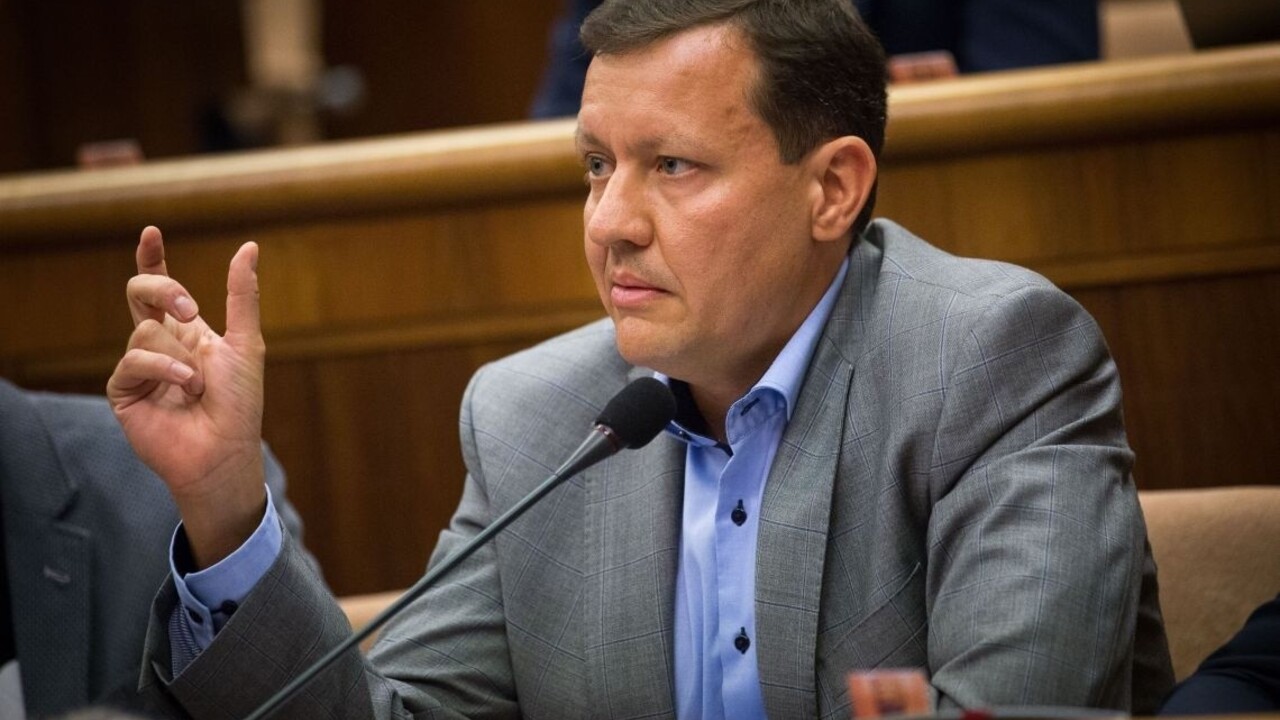 Opozícia chce zvolať výbory, kritizuje kroky štátu v prípade zneužitia dievčat