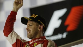 Vettel potešil fanúšikov, nechýbalo tradičné pálenie pneumatík