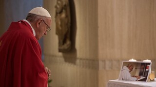 Pápež si uctil zavraždeného kňaza Hamela, ľudí vyzval k modlitbám