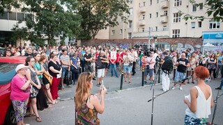 Demonštranti žiadali pred ministerstvom účinnejšiu ochranu detí