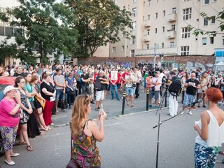 Demonštranti žiadali pred ministerstvom účinnejšiu ochranu detí