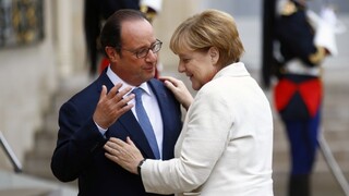 V Bratislave navrhnú Merkelová a Hollande pre EÚ stále vojenské veliteľstvo