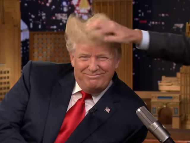 Trump si nechal moderátorom postrapatiť svoj povestný účes