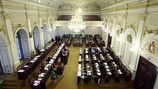 Český politik mal v snemovni mozgovú príhodu, odviezla ho záchranka
