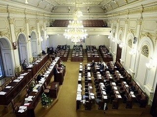 Český politik mal v snemovni mozgovú príhodu, odviezla ho záchranka