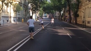 Futbal na štvorprúdovke. Aj to zažila Bratislava počas summitu