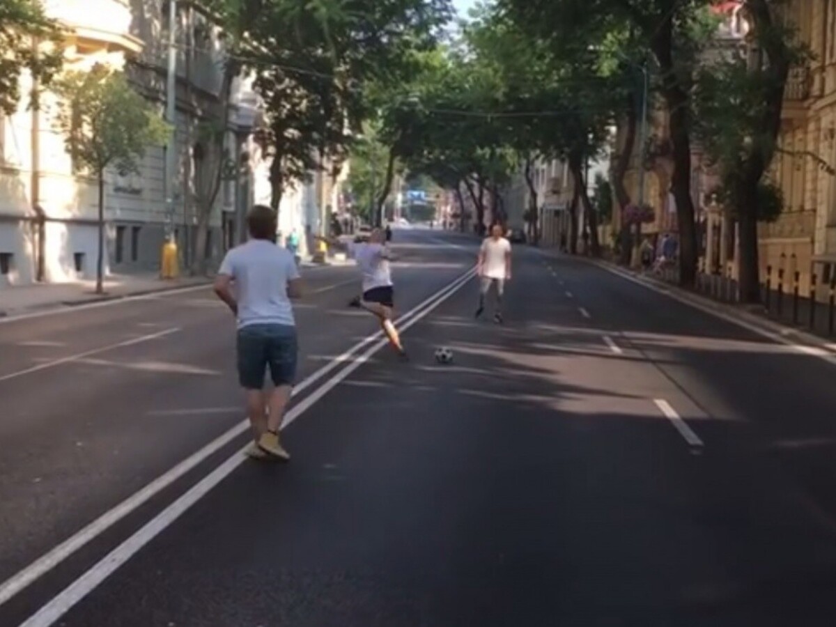 Futbal na štvorprúdovke. Aj to zažila Bratislava počas summitu