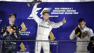Rosberg vyhral VC Singapuru a je opäť na čele priebežného poradia