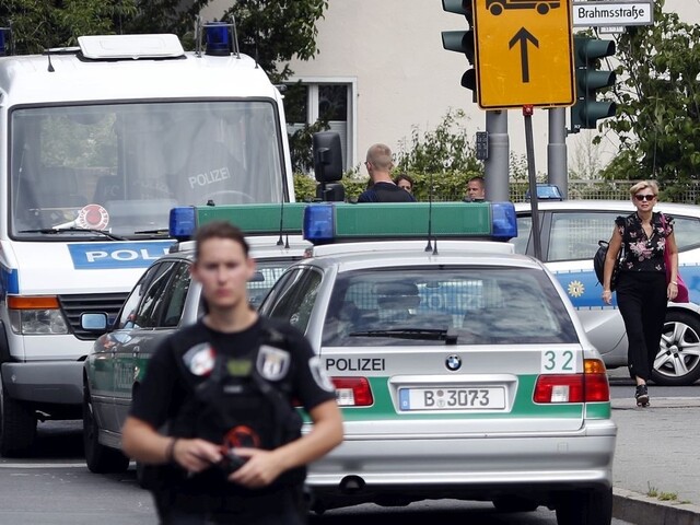 Na berlínskej radnici vyčíňal muž s nožom, z miesta ušiel