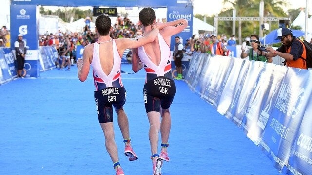 Víťazil, ale prišlo mu zle. Do cieľa mu pomohol brat