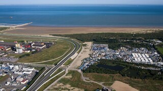 Plytvanie peňazí? V Calais stavajú proti migrantom kilometrový múr