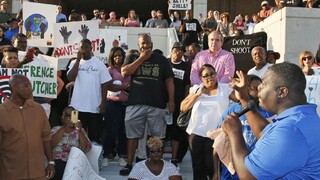 V USA zastrelili Afroameričana so zbraňou. Ľudia opäť vyšli do ulíc