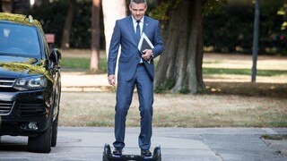 Kolobežkou aj hoverboardom. Ministri prišli do práce netradične