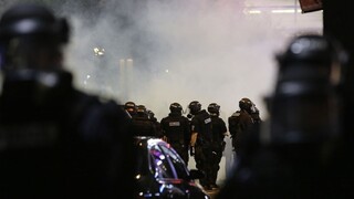 Po zastrelení Afroameričana vyhlásili výnimočný stav, protesty sa zvrhli