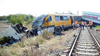 Zrážka kamióna s vlakom vyjde draho, škody počítajú v miliónoch