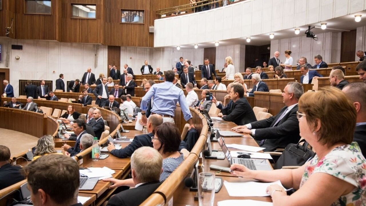 Opozícia neuspela, príspevok za osobnú asistenciu ZŤP sa nerozšíri