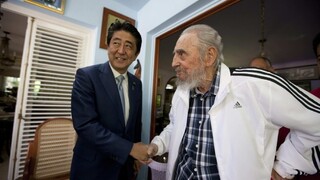 Abe ako prvý japonský premiér rokoval na Kube, hovorili aj o KĽDR