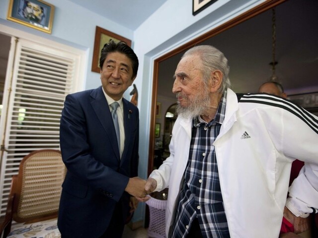 Abe ako prvý japonský premiér rokoval na Kube, hovorili aj o KĽDR